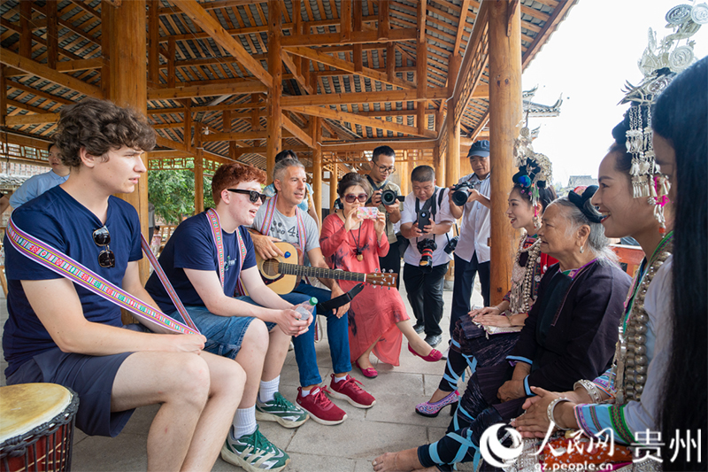 欧洲音乐家与侗族大歌国家级代表性传承人潘萨银花（右侧年长者）交流。人民网 阳茜摄